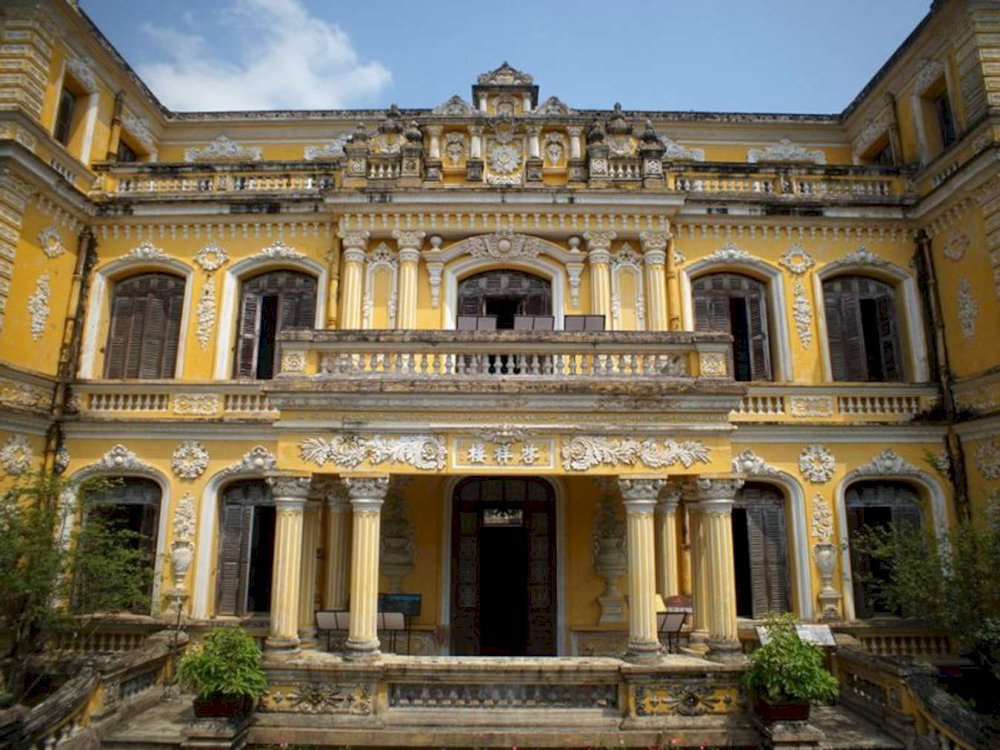Khai Tuong Pavilion, where King Khai Dinh lived and worked, preserves the marks of a period 